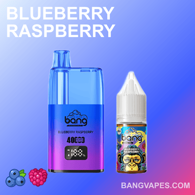 Un appareil de vape Blueberry Raspberry et une bouteille d'e-liquide, tous deux marqués " bang ", affichés sur un fond bleu dégradé, accompagnés d'illustrations d'une myrtille et d'une framboise.
