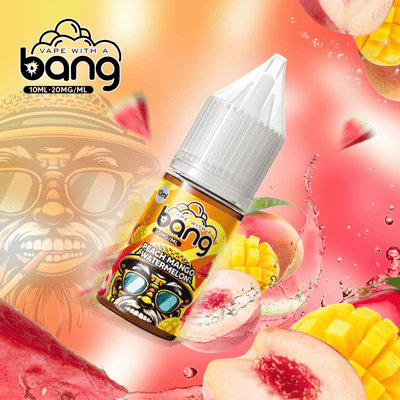 Eine Flasche Bang-E-Liquid mit dem Geschmack "Pfirsich-Mango-Wassermelone", umgeben von Illustrationen von Früchten und Wasserspritzern auf einem farbenfrohen Hintergrund.