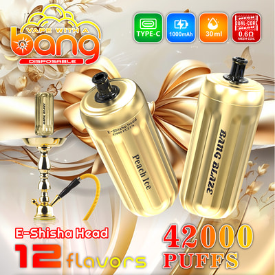 Promotieafbeelding met Bang wegwerp E-Shisha-hoofden in gouden kleur, met een perziksmaak en accentuerende specificaties zoals 42.000 trekjes, 1000mAh-batterij en Type-C-opladen, met een decoratieve waterpijp als onderdeel van de compositie.