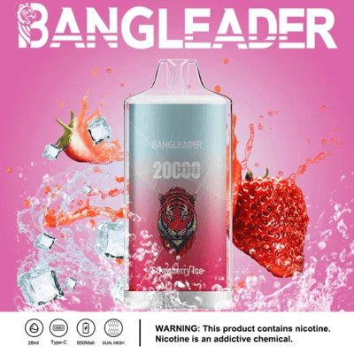 Obraz reklamowy vape Bangleader Strawberry Ice, przedstawiający produkt z logo tygrysa, otoczony truskawkami i kostkami lodu, ze specyfikacjami i ostrzeżeniem dotyczącym nikotyny wyświetlanym na dole.