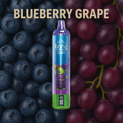 Urządzenie do waporyzacji Bang Blaze o smaku jagód i winogron, wyświetlane na tle podzielonym pomiędzy świeże jagody i fioletowe winogrona, z dużym tekstem 'BLUEBERRY GRAPE'.