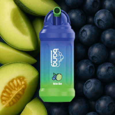 Gradientowa niebiesko-zielona butelka sportowa z etykietą 'Melon Blue' z ilustracjami jagód i melona, ​​otoczona świeżymi plasterkami melona spadziowego po lewej stronie i całymi jagodami po prawej.