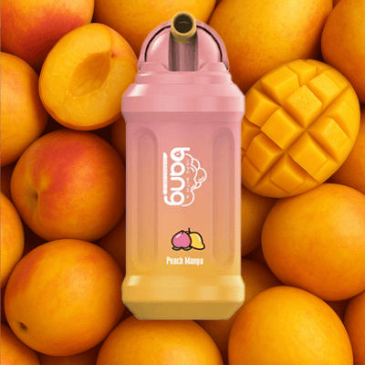 Vape o smaku brzoskwiniowo-mango, oznaczony jako 'Bang', umieszczony jest na tle świeżych brzoskwiń i mango, w tym przekrojonego na pół mango i pokrojonej brzoskwini.