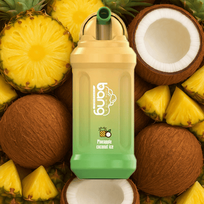 Urządzenie do waporyzacji o smaku ananasowo-kokosowym z żółto-zielonym gradientem, umieszczone na tle całych i przekrojonych kokosów, plasterków ananasa i kawałków.