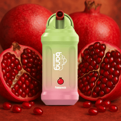 Kolorowe jednorazowe urządzenie do waporyzacji oznaczone 'Granat' z grafiką granatu, umieszczone przed całymi i przekrojonymi na pół granatami, otoczone rozproszonymi nasionami granatu na czerwonym tle.