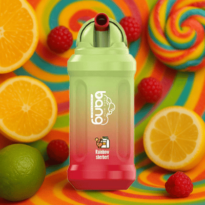 Kolorowy napój energetyczny Bang Rainbow Sherbert umieszczony na tętniącym życiem tle z plasterkami owoców cytrusowych, malinami i spiralnymi tęczowymi cukierkami.