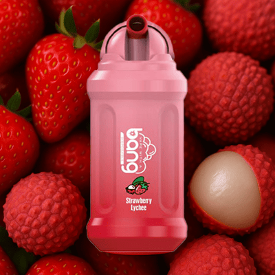 Różowy pojemnik na napoje z etykietą 'Strawberry Lychee' z ilustracjami przedstawiającymi truskawkę i liczi na tle świeżych truskawek i liczi.