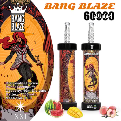 Die Verpackung des Einweg-Vape-Geräts von Bang Blaze zeigt eine rothaarige, tätowierte Kriegerin mit einem Schwert, zwei farbenfrohe Vape-Geräte mit demselben Charakter und Bilder von Wassermelone, Mango und Pfirsichfrüchten, die den Geschmack repräsentieren.