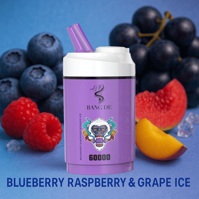 Ein violettes Verdampfergerät mit der Aufschrift 'BANG DE' mit Fruchtbildern wie Blaubeeren, Himbeeren, Weintrauben und einer Pfirsichscheibe drumherum, was auf die Geschmacksrichtung Blaubeere, Himbeere und Traubeneis hinweist.