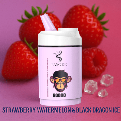 Ein rosafarbenes Verdampfergerät mit der Aufschrift 'Bang De' und einem stilisierten Affengesicht, platziert vor Erdbeeren, Himbeeren und Eiswürfeln auf einem rosa Hintergrund, darunter die Geschmacksrichtung 'Strawberry Watermelon & Black Dragon Ice'.