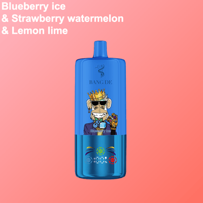 Appareil à vapoter jetable bleu avec un singe de dessin animé portant des lunettes de soleil et une couronne, étiqueté ' Glace aux bleuets ', sur fond rose, avec les saveurs Glace aux bleuets, Pastèque aux fraises et Citron vert en texte blanc et gras.