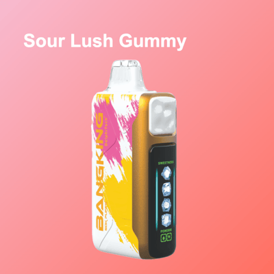 El dispositivo de vapeo con un cuerpo marrón dorado y una pantalla digital se encuentra junto a un paquete de sabor vibrante con pinceladas llamado Sour Lush Gummy, sobre un fondo degradado rosa.