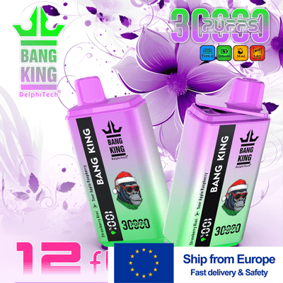 Due flaconi da vaporizzatore Bang King DelphiTech con gradiente dal viola al verde con etichette BANG KING verticali nere e un adesivo con una scimmia cartoon, su uno sfondo floreale viola, con uno striscione 'Spedizione dall'Europa' e la bandiera dell'UE in primo piano.