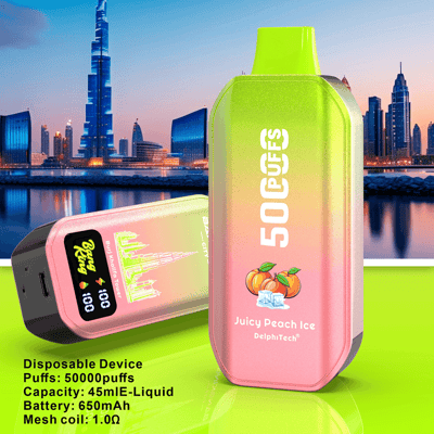 Gradientowy różowo-zielony jednorazowy waporyzator na pierwszym planie z etykietą Juicy Peach Ice z brzoskwiniową ilustracją na tle panoramy miasta o zachodzie słońca.