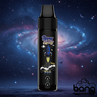 Un appareil à vapoter jetable noir avec une étiquette sur le thème de l'espace comportant un lancement de fusée, le logo Bang King et 50K sur un fond de galaxie étoilée.