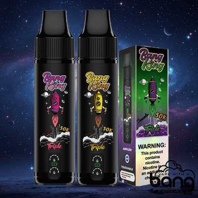 Due dispositivi di vaporizzazione usa e getta Bang King neri con grafica a razzo e la parola Triple, posizionati accanto a una scatola Bang King su uno sfondo spaziale stellato.