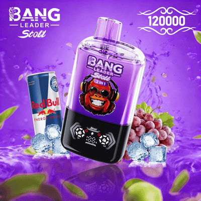 Eine geneigte lila Bang Leader Stoll 2-in-1-Energy-Drink-Flasche mit einem verspielten Affen mit Kopfhörern auf dem Etikett, vor einem lila Hintergrund und umgeben von einer Red Bull-Dose, Eiswürfeln und Weintrauben.