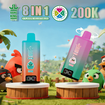 Due bottiglie colorate Bang King Vape 8 in 1 con sfumatura da verde acqua ad arancione e da rosa ad acqua verde, in piedi su piedistalli circolari di legno all'aperto, circondate dai personaggi di Angry Birds.