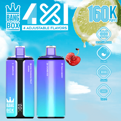 Tło jasnego błękitnego nieba z trzema fioletowymi, gradientowymi pojemnikami do vape, oznaczonymi etykietami Grape Ice, Kiwi Passion Fruit i Peach Berry; miętowo-zielone szczegóły płynu oraz grafika plasterka limonki z tekstem o 4 regulowanych smakach.