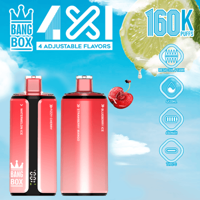 Dwa różowe i czerwone jednorazowe urządzenia vape Bang Box o nazwach smakowych Watermelon Ice, Fizzy Cherry, Strawberry Mango i Blueberry Ice, pokazane na tle błękitnego nieba z plasterkiem limonki i wiśnią.