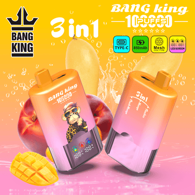 Sfondo sfumato dal giallo al rosa brillante con due dispositivi di vaporizzazione Bang King 3 in 1, uno con la grafica di una scimmia, fette di frutta (mango e pesca) e spruzzi d'acqua. Testo "3 in 1" in grassetto e icone dei prodotti in alto.