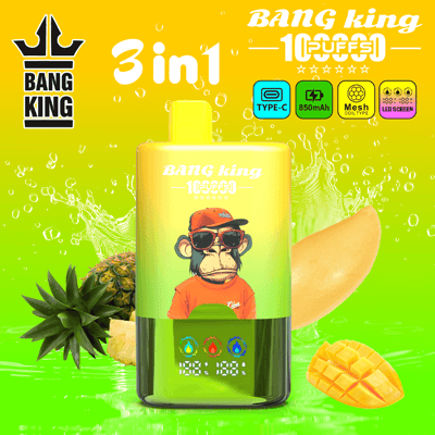 Bottiglia da vaporizzatore con gradiente giallo-verde brillante con una scimmia cartone animato che indossa occhiali da sole e una maglietta arancione, marchio "Bang King", grafica di ananas e mango e sfondo con spruzzi d'acqua.