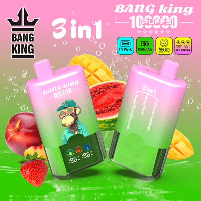 Due bottiglie con sfumature dal rosa al verde etichettate Bang King 3in1 con una scimmia cartone animato su una, circondata da frutta (anguria, mango, fragola) e uno sfondo rosa brillante con le icone dei prodotti.