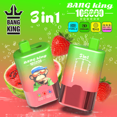 Confezione sfumata verde brillante e rosa per bottiglie da vaporizzatore 3in1 Bang King al gusto di fragola e anguria, con una scimmia cartone animato e un marchio audace, oltre a uno sfondo di frutta e spruzzi d'acqua.