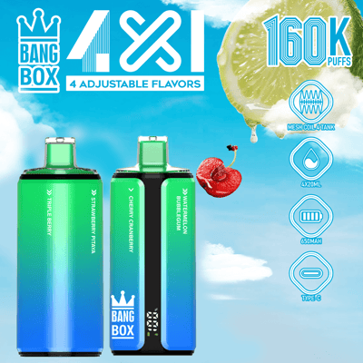 Tło jasnego błękitnego nieba z czterema kolorowymi kapsułami do waporyzacji oznaczonymi etykietą Bang Box, przedstawiającymi 4 regulowane smaki oraz plasterek limonki, wiśnie i urządzenia z gradientem od miętowej zieleni do niebieskiej. Po prawej stronie znajdują się ikony zbiornika z cewką siatkową 4, 4 x 20 ml, 650 mAh i typu C.