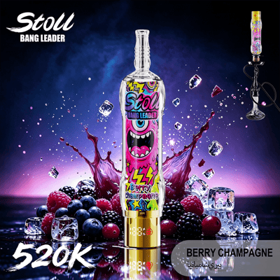 “Stoll”-Bang-Leader-Flasche mit “Berry Champagne”-Etikett, umgeben von Früchten, Eis und spritzender Flüssigkeit auf blauem Hintergrund