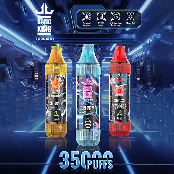 Tres dispositivos de vapeo coloridos etiquetados como "Bang King Tornado" con 35000 bocanadas, con sabores Peach Ice, Blue Razz Ice y Strawberry Watermelon, sobre un fondo futurista con íconos que resaltan características como E-Liquid Display, Power Display, Anti-Dry-Burn Protection y Mesh Coil.