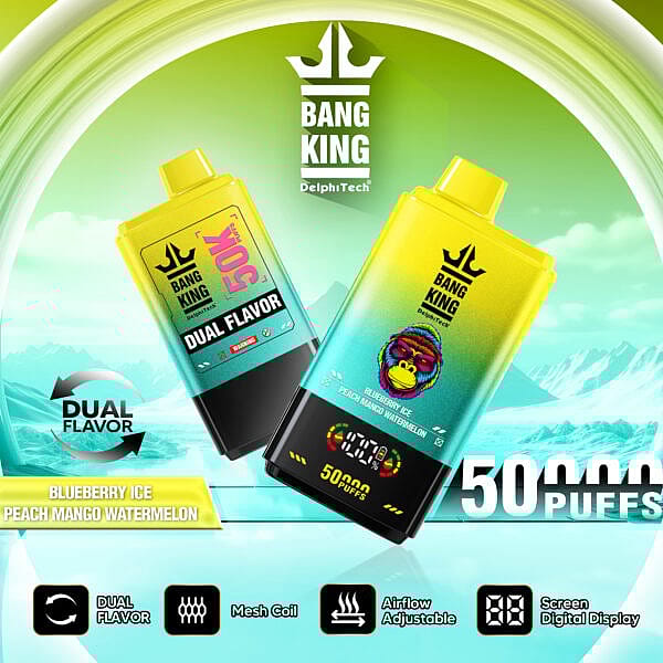 Publicité présentant la vape jetable Bang King Dual Flavor avec des fonctionnalités telles que des saveurs de glace à la myrtille et de pastèque à la pêche et à la mangue, une capacité de 50 000 bouffées, un affichage numérique, une bobine en maille et un flux d'air réglable, sur fond de montagne glacée vibrante.