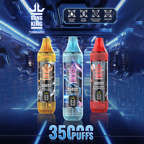 Trois appareils de vapotage colorés étiquetés « Bang King Tornado » avec 35 000 bouffées, proposant des saveurs de glace à la pêche, de glace bleue Razz et de pastèque à la fraise, sur un fond futuriste avec des icônes mettant en évidence des fonctionnalités telles que l'affichage du liquide électronique, l'affichage de la puissance, la protection anti-brûlure à sec et la bobine en maille.