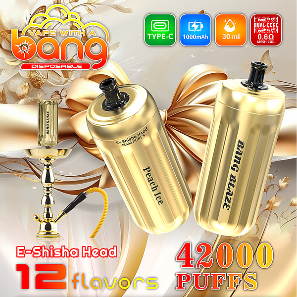 Werbebild, das die Bang Disposable E-Shisha Heads in Goldfarbe mit Pfirsichgeschmack zeigt und Spezifikationen wie 42.000 Züge, 1000-mAh-Akku und Aufladen über Typ C mit einer dekorativen Wasserpfeife als Teil der Komposition hervorhebt.