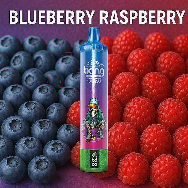Urządzenie do waporyzacji w kolorowym opakowaniu umieszczonym pomiędzy kiściami świeżych jagód i malin, z napisem „Blueberry Raspberry” (Jagoda, malina) u góry.