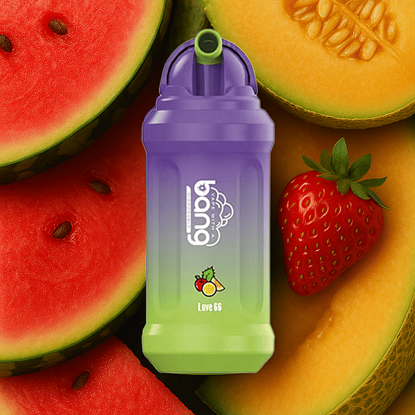 Eine bunte Flasche mit einem violetten und grünen Farbverlauf und der Aufschrift „Bong“ und „Love 66“ sowie Fruchtillustrationen auf einem Hintergrund aus geschnittener Wassermelone, Cantaloupe-Melone und Erdbeere.