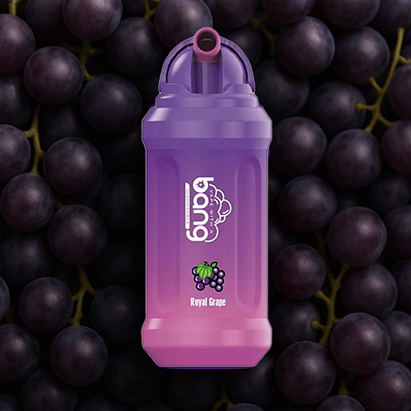 Eine violett-rosa Wasserflasche mit der Aufschrift „Bong Royal Grape“ und einer Traubengrafik vor einem Hintergrund aus frischen dunklen Trauben.