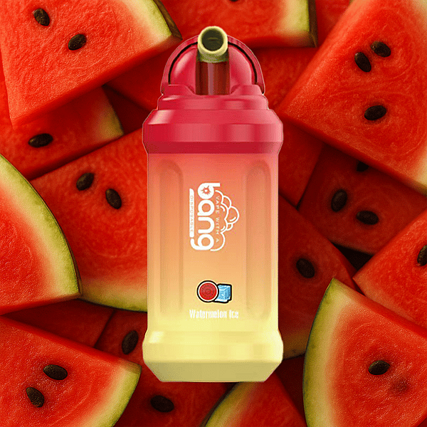 Ein rot-gelber Einweg-Vaporizer mit der Aufschrift „Bang Watermelon Ice“ auf einem Hintergrund aus geschnittenen Wassermelonenstücken mit sichtbaren Kernen.