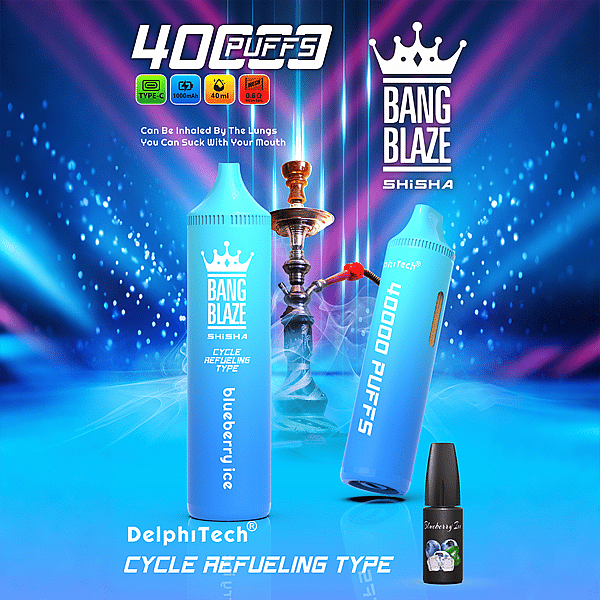 Werbebild für Bang Blaze Shisha Blueberry Ice mit zwei blauen Vape-Geräten mit der Aufschrift „Cycle Refueling Type“ und „40.000 Puffs“, einer E-Liquid-Flasche und einer traditionellen Wasserpfeife vor einem leuchtend blauen Hintergrund mit leuchtenden Lichteffekten.