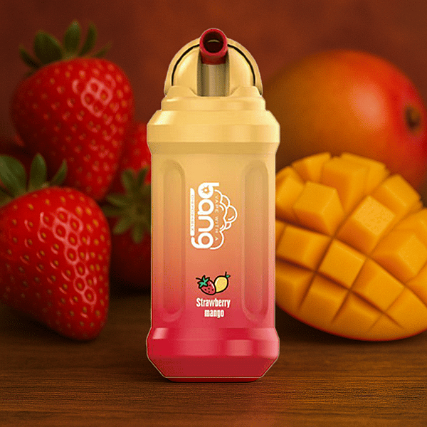 Eine Flasche Getränk der Marke Buba mit Erdbeer-Mango-Geschmack, vor frischen Erdbeeren und einer Mangoscheibe auf einer Holzoberfläche platziert.
