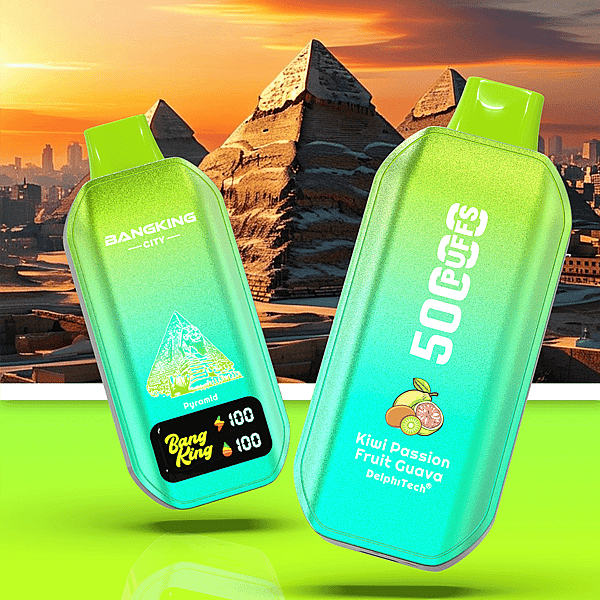 Zwei neongrüne Vape-Pods mit Farbverlauf und Pyramidengrafik, platziert vor Pyramiden und einer Stadtsilhouette bei Sonnenuntergang.