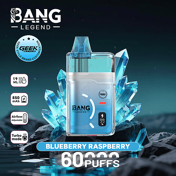 De compacte blauwe Bang Legend-podvape met een transparante tank bevindt zich tussen blauwe kristalscherven tegen een donkere blauwgroen achtergrond; .