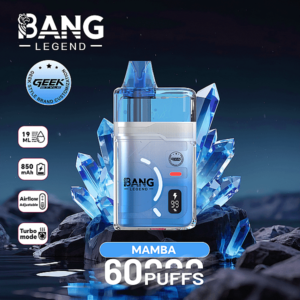 Un dispositivo di svapo Bang Legend Mamba blu si erge in piedi tra formazioni di cristalli blu, evidenziando una capacità di 60 puff, batteria da 850 mAh, e-liquid da 19 ml, flusso d'aria regolabile, modalità turbo e marchio Bang Legend.