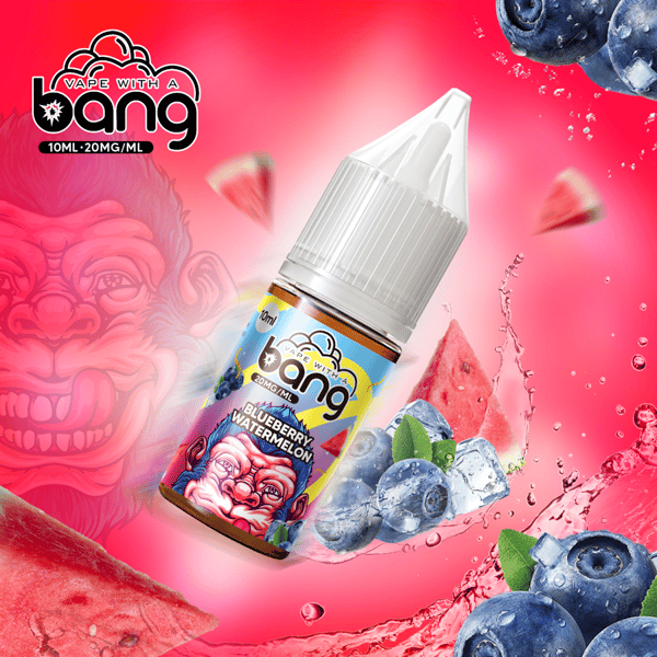 Eine Flasche Bang-Vape-Saft mit Blaubeer- und Wassermelonengeschmack, umgeben von Blaubeeren, Wassermelonenscheiben, Eiswürfeln und Wasserspritzern, vor einem leuchtend roten Hintergrund.