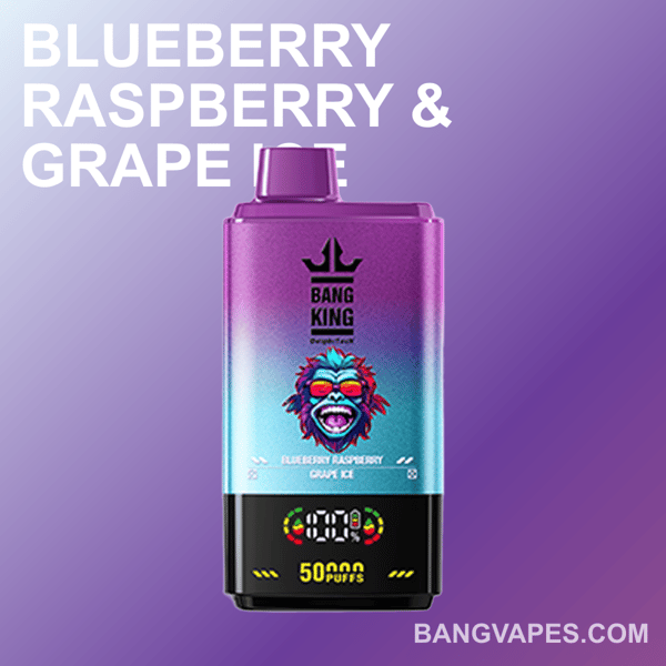 Un appareil de vape jetable Bang King dans un design dégradé violet à bleu, avec la saveur ' Blueberry Raspberry & Grape Ice ', avec un logo coloré en forme de visage de gorille et un compteur de bouffées LED indiquant 5 000 bouffées, sur un fond violet avec du texte et le site Web bangvapes.com.