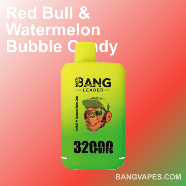 Un appareil de vapotage vert vif et jaune portant la marque " BANG Leader " et une étiquette indiquant la saveur " Red Bull & Watermelon Bubble Candy ", avec une illustration graphique floue, sur un fond dégradé rose avec le nom du site Web bangvapes.com.