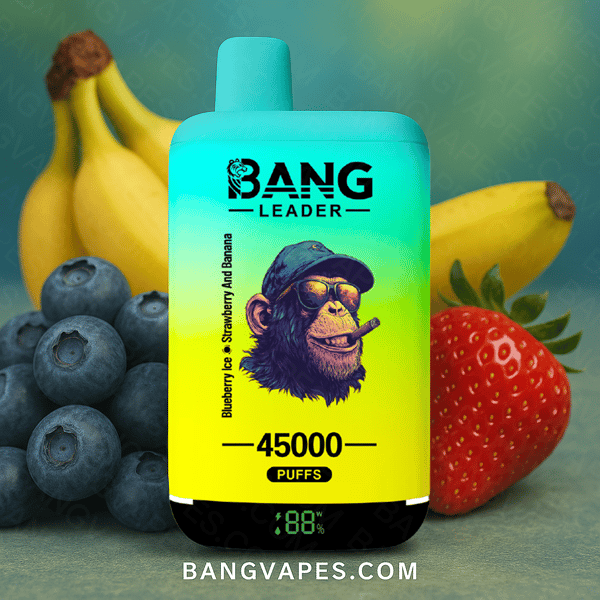 Un appareil de vape Bang Leader coloré étiqueté " Blueberry Ice, Strawberry and Banana " avec 45 000 bouffées, représenté aux côtés de myrtilles fraîches, de bananes et d'une fraise.