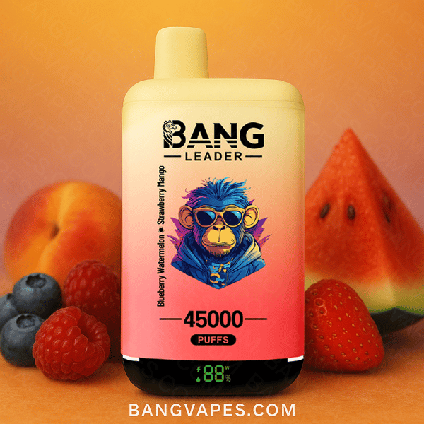 Appareil de vape Bang Leader aux saveurs de myrtille, de pastèque et de fraise et de mangue annoncé, avec une capacité de jus de 45 000 bouffées, devant un assortiment de fruits et un affichage numérique indiquant l'autonomie de la batterie à 88%.