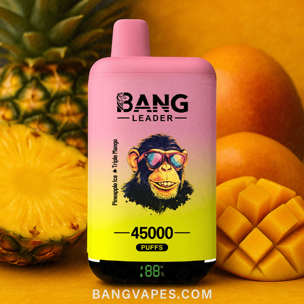 Kolorowe urządzenie do waporyzacji z etykietą "Bang Leader" z rozmytą twarzą, prezentujące smaki "Pineapple Ice" i "Triple Mango", ustawione na tle całych i pokrojonych ananasów i mango, wskazujące "45000 zaciągnięć" przy pojemności naładowania "88%" widocznej na dole.