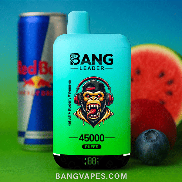 Appareil de vapotage Bang Leader devant une canette Red Bull, une tranche de pastèque et une myrtille, présentant la marque du produit, un graphisme d'écouteur et un texte mettant en valeur les saveurs de Red Bull, de myrtille et de pastèque avec une capacité de 45 000 bouffées.